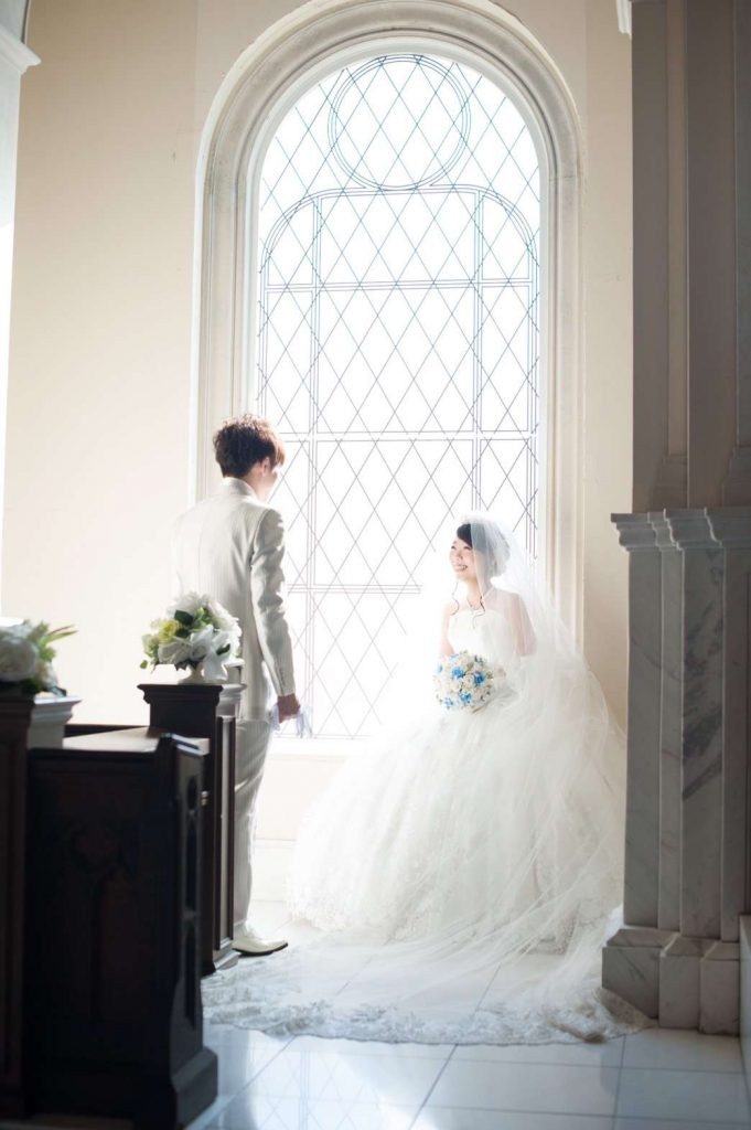 チャペルと結婚式場での前撮り｜ウェディングドレス姿を美しく