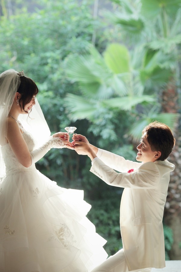 結婚式の前撮りポーズ75選写真110枚【最新版】 美花嫁図鑑 farny(ファーニー)｜お洒落で可愛い花嫁レポが満載！byプラコレ