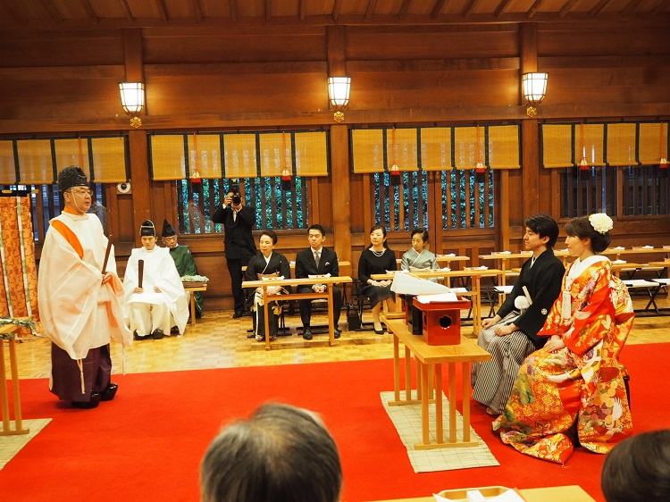 明治神宮での格式高い神前式は祝福の雨の中で 美花嫁図鑑 Farny ファーニー お洒落で可愛い花嫁レポが満載 Byプラコレ