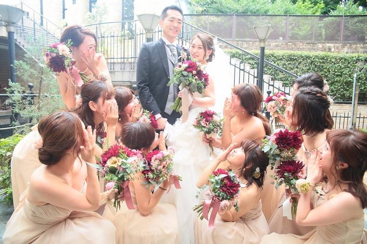 結婚式場でブライズメイドに囲まれて幸せでした