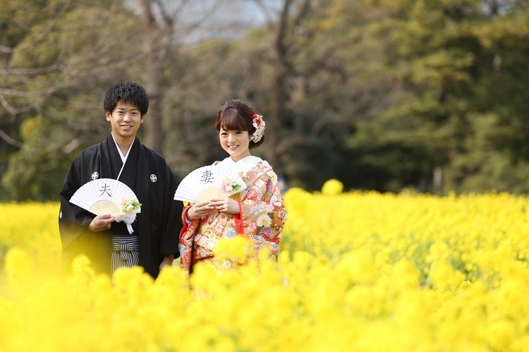 結婚式の前撮りは浜離宮恩賜庭園の菜の花に囲まれた和装姿のふたり