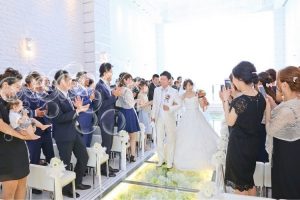 結婚式の退場はバブルシャワーを選んで皆の顔を見て緊張がほぐれた私たちは自然と笑顔に