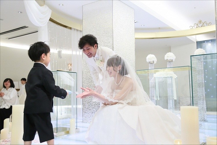 結婚式,アルモニーサンクで人前式,リングボーイから新郎新婦へ