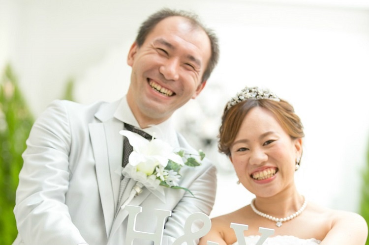 結婚式の前撮りで仲良くオブジェを持って微笑む一枚