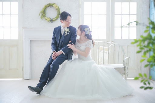 結婚式の前撮りでドレスの拡がりがかわいいお座りショット