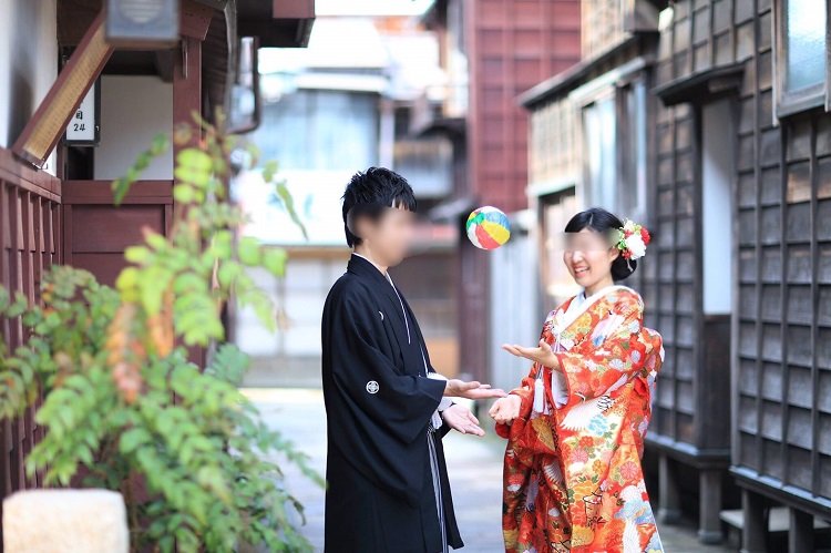 日本の情緒ある古い街並みに合う紙ふうせんを使った笑顔溢れるショット