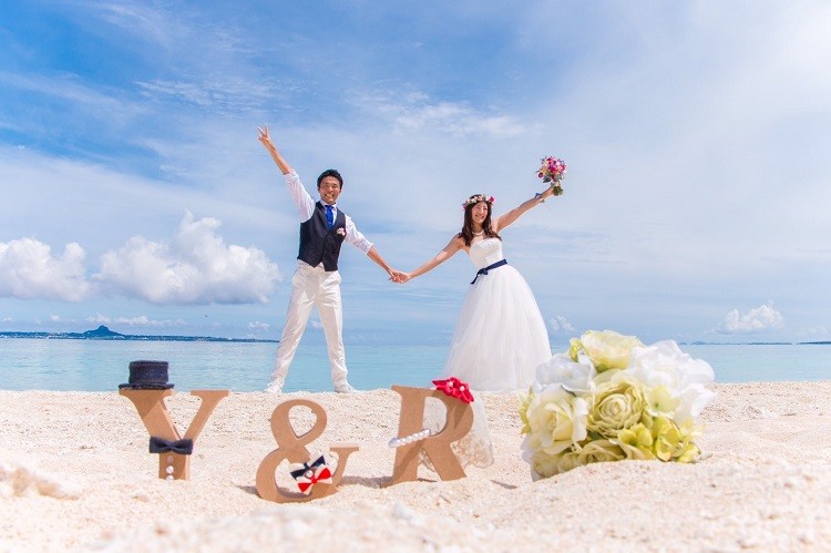 ウェディング小物 前撮り 沖縄☆瀬底ビーチでの前撮り♡手作りアイテムでお気に入り写真いっぱい