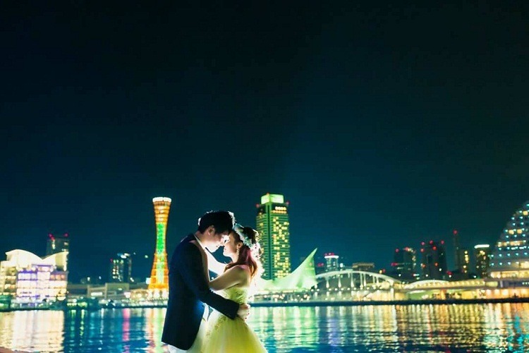 結婚式の前撮りで神戸の夜景に包まれている一番のお気に入り写真