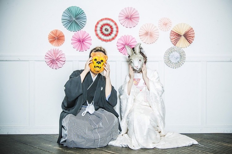 和装でオシャレ写真はswitch コーラ瓶や愛犬と和装にないテイストを 美花嫁図鑑 Farny ファーニー お洒落で可愛い花嫁レポが満載 Byプラコレ