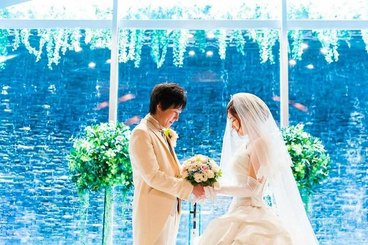 結婚式の前撮りはふたりでブーケを持って祈るように目を閉じたショット