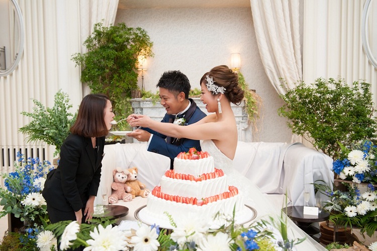 ファーストバイトや番傘入場など ゲストとの時間を大切にした披露宴 美花嫁図鑑 Farny ファーニー お洒落で可愛い花嫁レポが満載 Byプラコレ