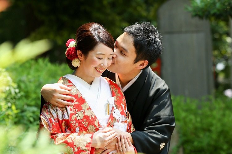 結婚式の和装前撮りでほっぺにキスをもらって幸せそうな新婦