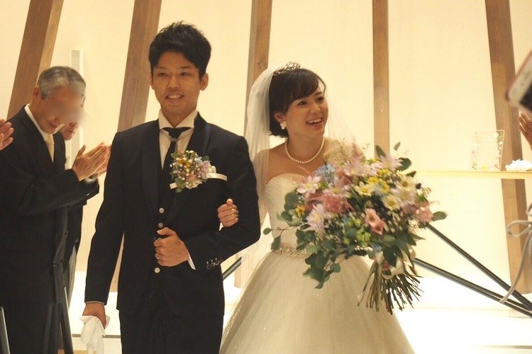 ゲストのみんなに見守られながら結婚式の退場