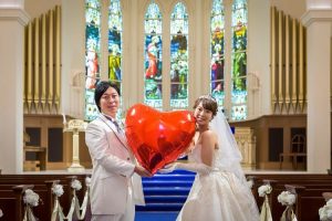 アニヴェルセル豊洲で結婚式,チャペル前撮り,ふたりのラブラブショット,赤いハートのバルーンを持って