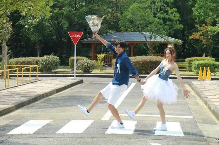 横断歩道を歩く新郎新婦