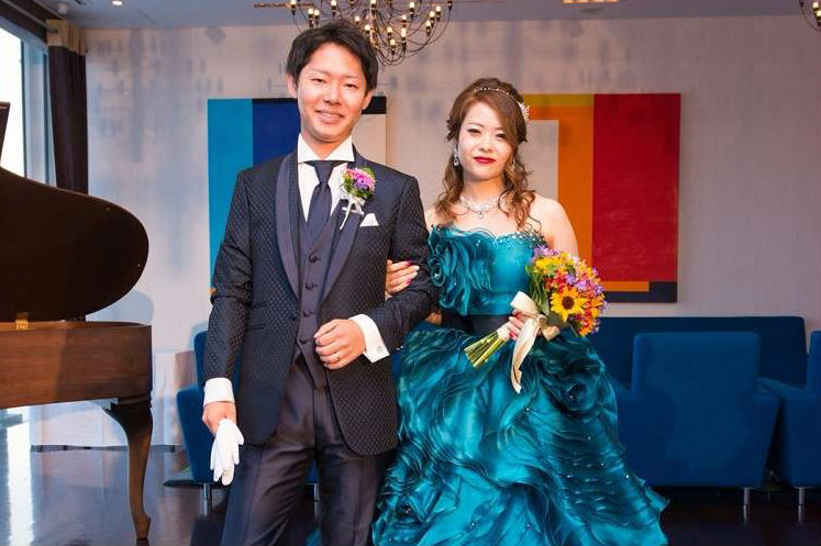 結婚式のお色直し衣裳はブルーグリーンのドレスとネイビーのカジュアルなタキシード