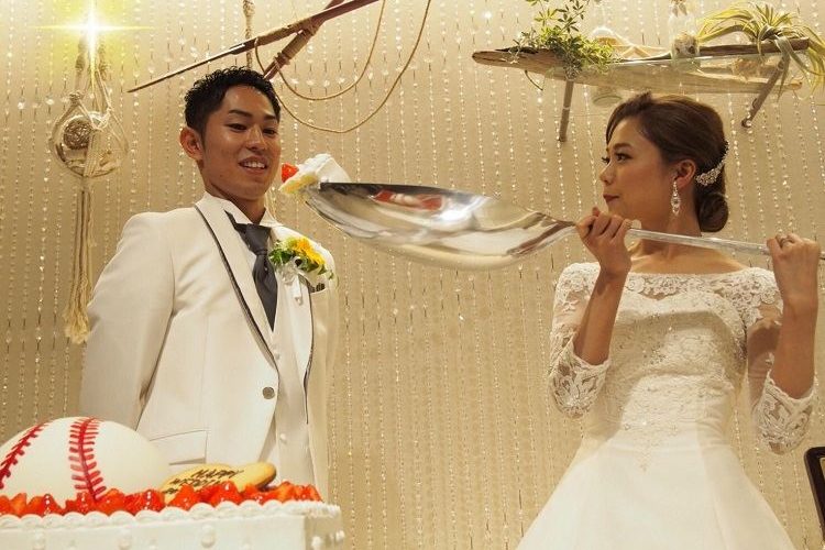 結婚式の衣裳はヘアアレンジやオプション品でかなりイメージを変えられる