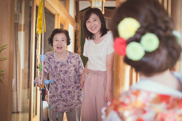 祖母のために秋田の田んぼをロケーションにした前撮り 親戚との記念撮影も 美花嫁図鑑 Farny ファーニー お洒落で可愛い花嫁レポが満載 Byプラコレ 祖母のために秋田の田んぼをロケーションにした前撮り 親戚との記念撮影も 美花嫁図鑑 Farny ファーニー お洒落で可愛い花嫁レポが満載 Byプラコレ