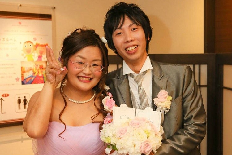 結婚式の食事会のあと親族をお見送りしてホッとした1枚