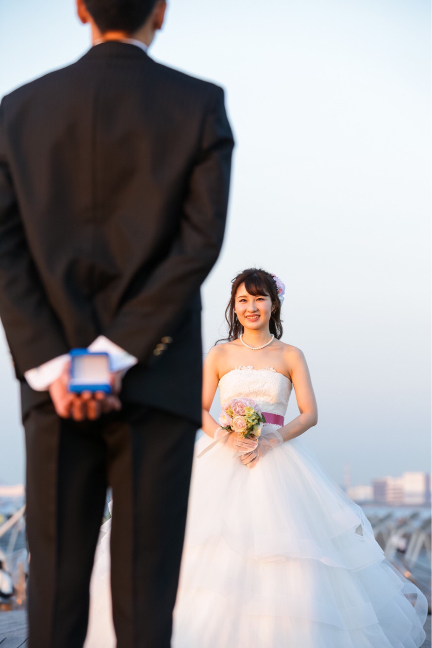 洋装フォトは プロポーズを受けた 横浜 で 時間帯ごとに雰囲気をガラリと変えて 美花嫁図鑑 Farny ファーニー お洒落で可愛い花嫁レポが満載 Byプラコレ