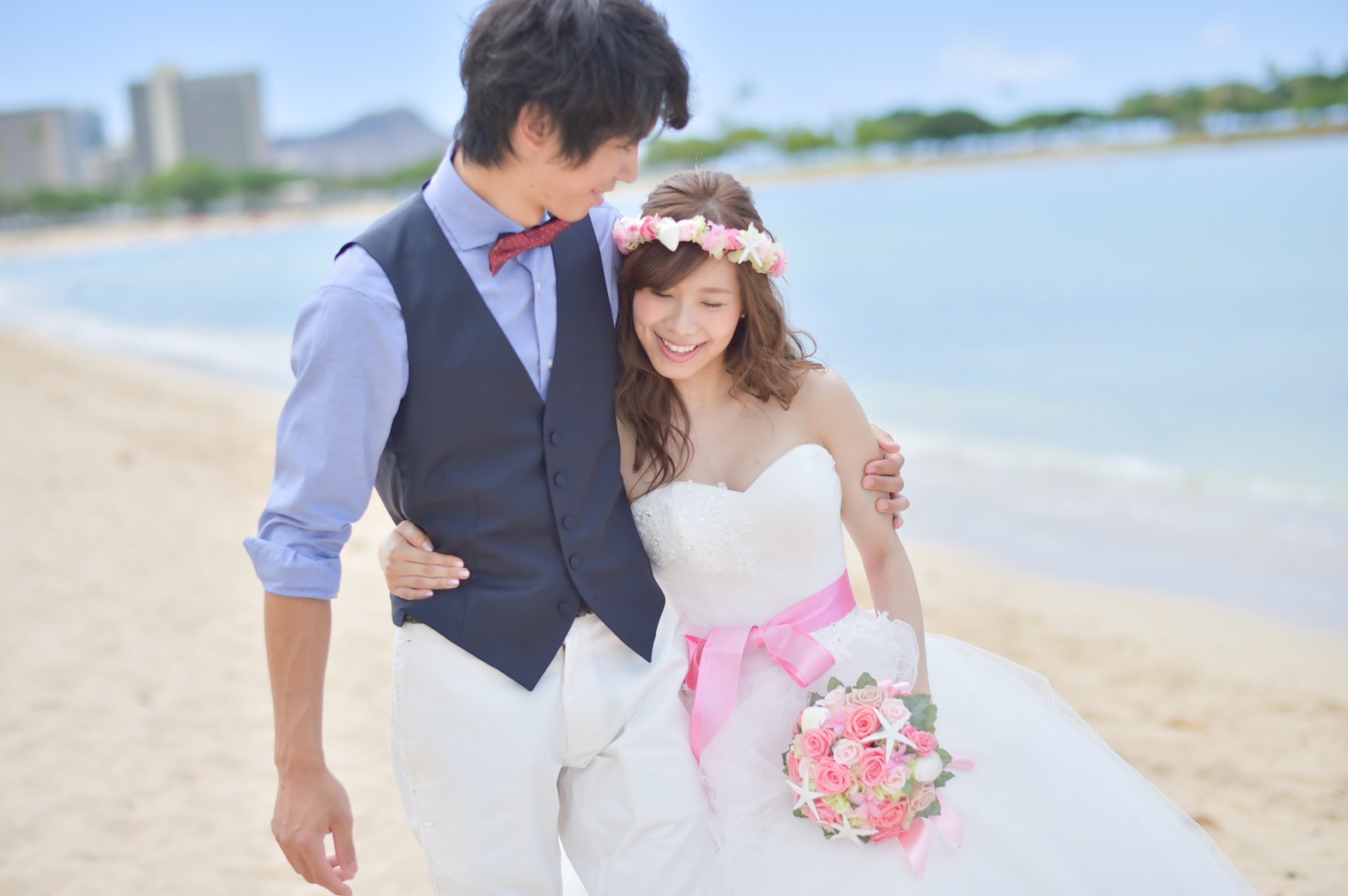 アクセサリーや小物を活かして ハワイのビーチで ロケーションフォト を 美花嫁図鑑 Farny ファーニー お洒落で可愛い花嫁レポが満載 Byプラコレ