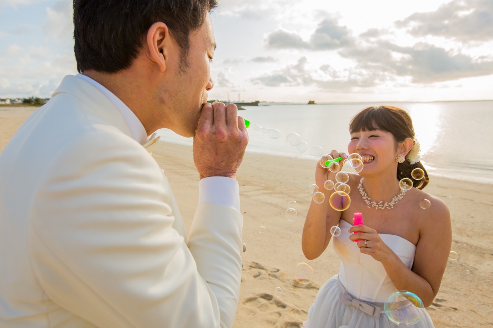 シャボン玉やお気に入りのアイテムで遊び心満点♡ビーチでの