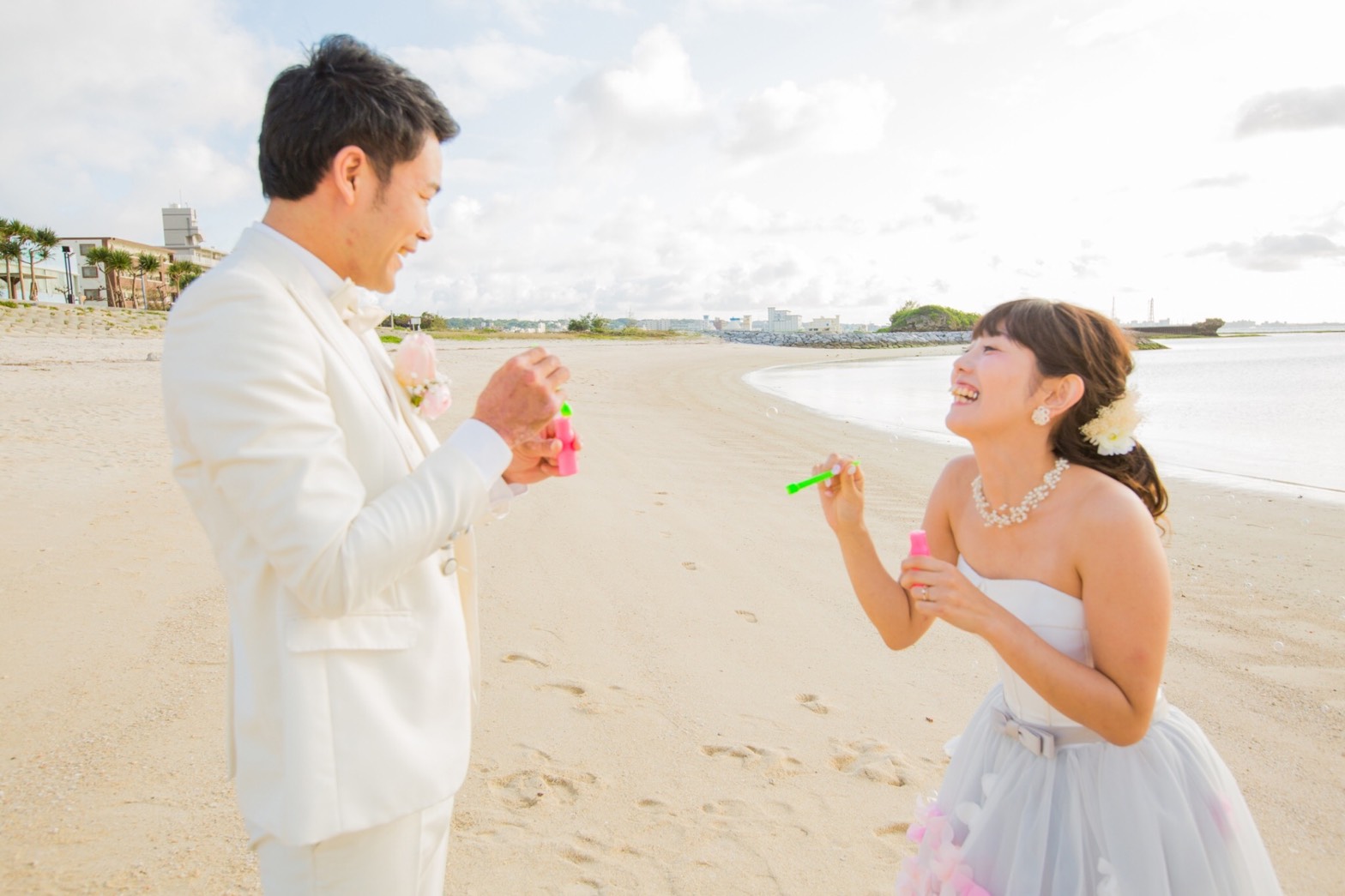 シャボン玉やお気に入りのアイテムで遊び心満点♡ビーチでの