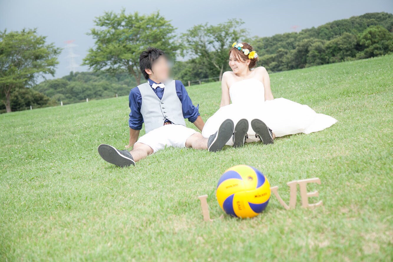 遊び心満点 緑豊かな芝生でアイテム 遠近法を使ったウェディングフォトを 美花嫁図鑑 Farny ファーニー お洒落で可愛い花嫁レポが満載 Byプラコレ 遊び心満点 緑豊かな芝生でアイテム 遠近法を使ったウェディングフォトを 美花嫁図鑑 Farny ファーニー お洒落で可愛い花嫁レポが満載 Byプラコレ