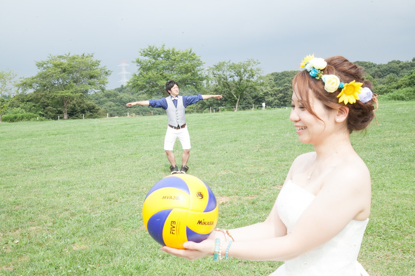 遊び心満点 緑豊かな芝生でアイテム 遠近法を使ったウェディングフォトを 美花嫁図鑑 Farny ファーニー お洒落で可愛い花嫁レポが満載 Byプラコレ