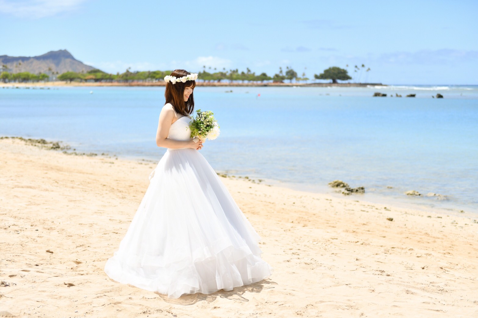 新婚旅行は憧れのハワイにて..♡透き通る海、大空をバックに幸せに満ちたウェディングフォトを＊* | 美花嫁図鑑 farny(ファーニー