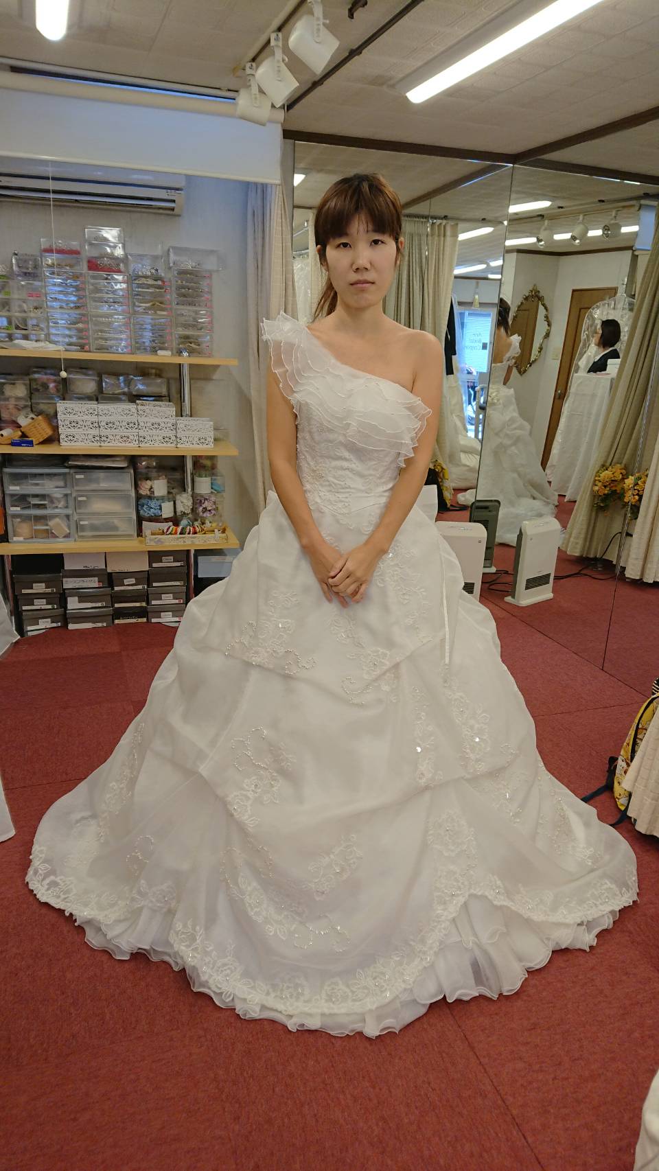 ワンショルダーの運命のウェディングドレスが見つかるまで 試着レポをお披露目 美花嫁図鑑 Farny ファーニー お洒落で可愛い花嫁レポが満載 Byプラコレ