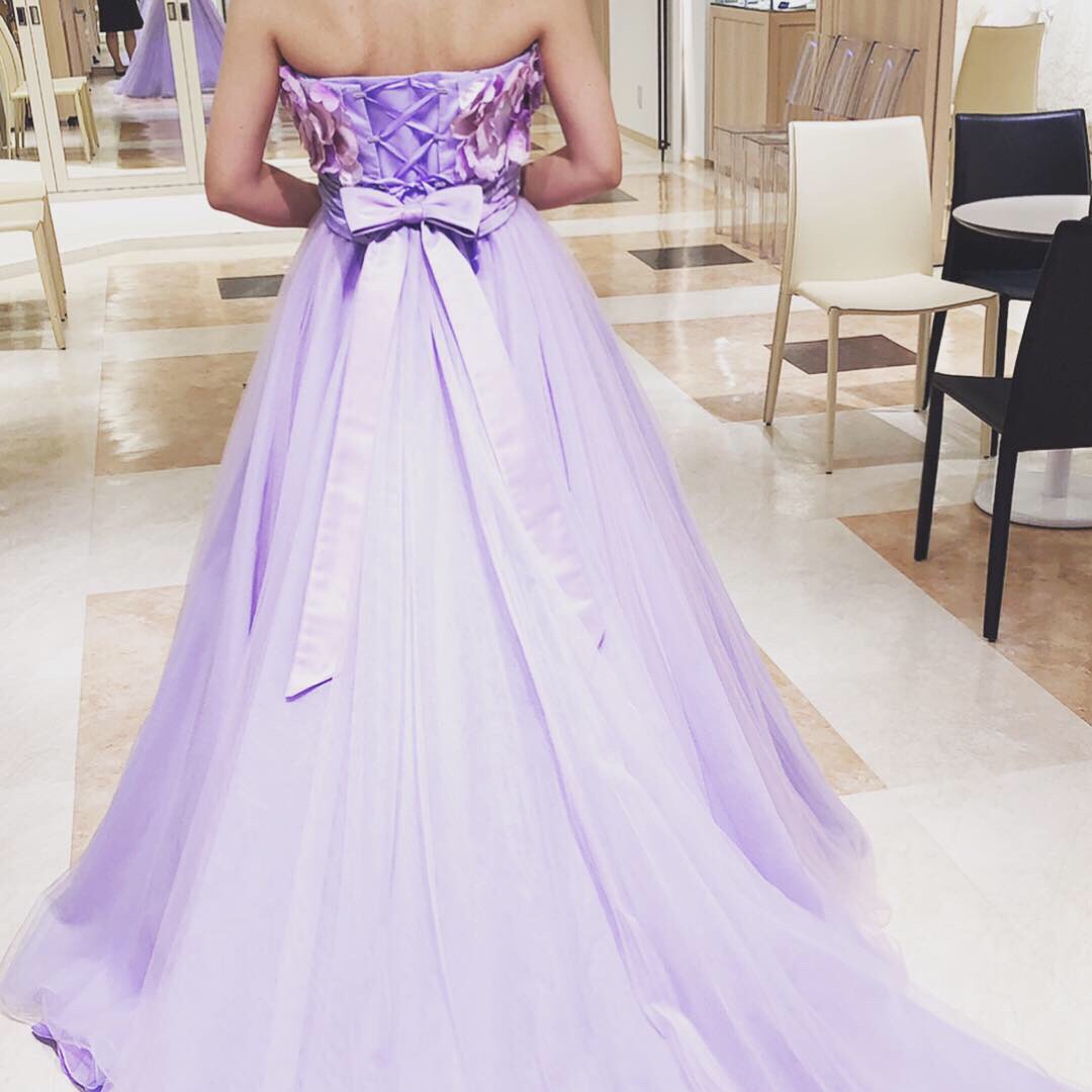 Premierが出しているラベンダードレスを試着 お花モチーフでラプンツェルのような雰囲気に 美花嫁図鑑 Farny ファーニー お洒落で可愛い花嫁レポが満載 Byプラコレ