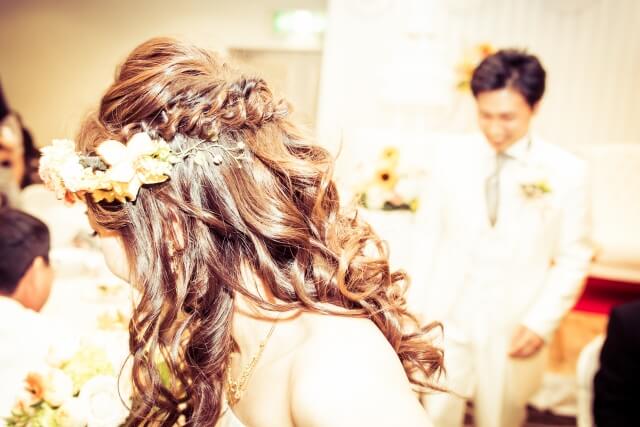 結婚式ゲストの髪型マナーとは タイプ別おすすめスタイルも一挙紹介