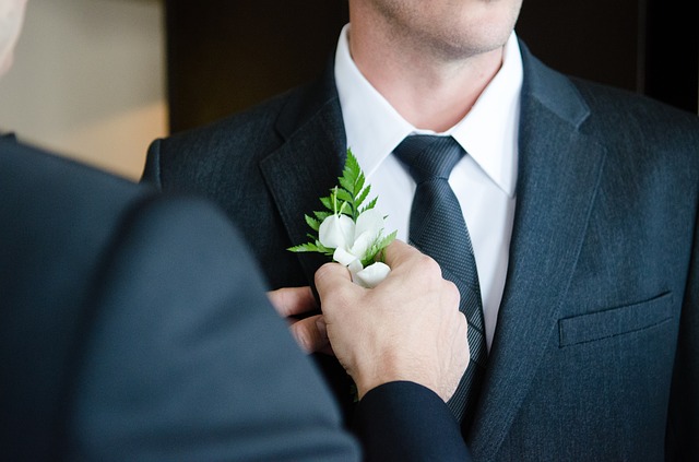 結婚式に招待された！男性ゲストのネクタイは何を選ぶのが正解？ | 美 