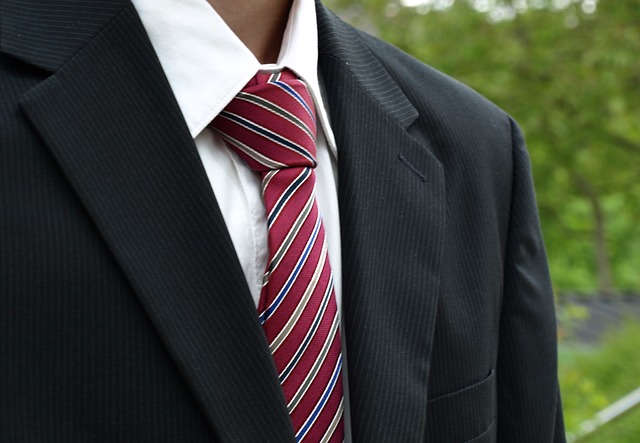 スーツならなんでもいいは間違い 結婚式のゲストとして招待されたときの男性の服はコレ 美花嫁図鑑 Farny ファーニー お洒落で可愛い花嫁レポが満載 Byプラコレ