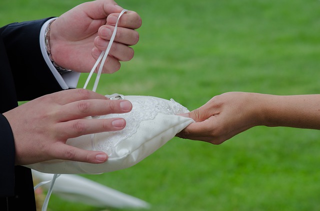 結婚式にリングピローは必要？どんなものがオススメ？ | 美花嫁図鑑