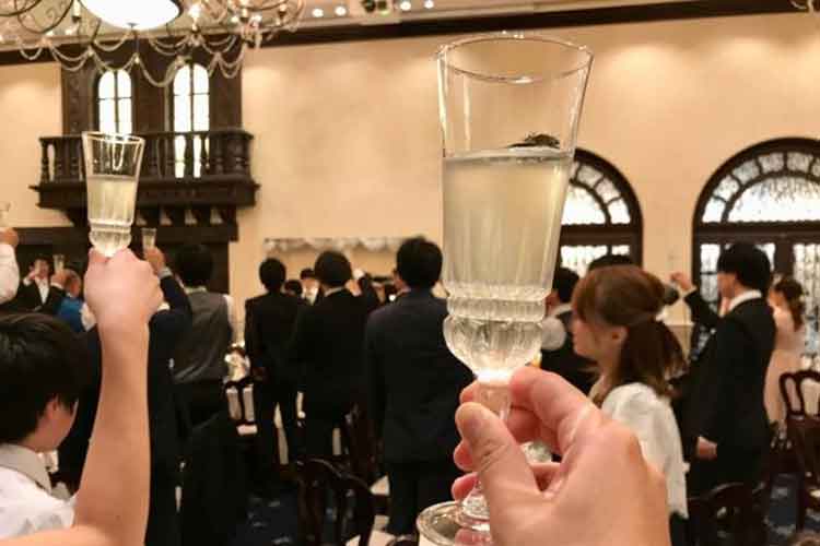 【例文つき】結婚式・披露宴で乾杯の挨拶を頼まれた！成功させる例文やスピーチのポイントを知ろう 美花嫁図鑑 farny(ファーニー)｜お洒落