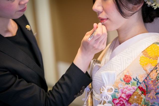 白無垢には綿帽子だけじゃない 白無垢におすすめの髪型のご紹介 美 白無垢には綿帽子だけじゃない 白無垢におすすめの髪型のご紹介 美