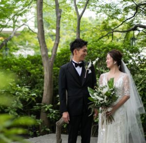 洋装フォトアイデア♡】グリーンに囲まれた中で愛の溢れる前撮りに