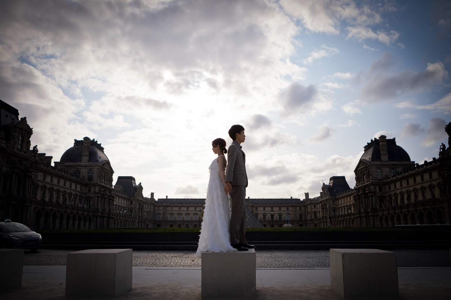 洗練されたパリの雰囲気が魅力 ルーブル美術館でのウェディングフォトを大公開 美花嫁図鑑 Farny ファーニー お洒落で可愛い花嫁レポが満載 Byプラコレ