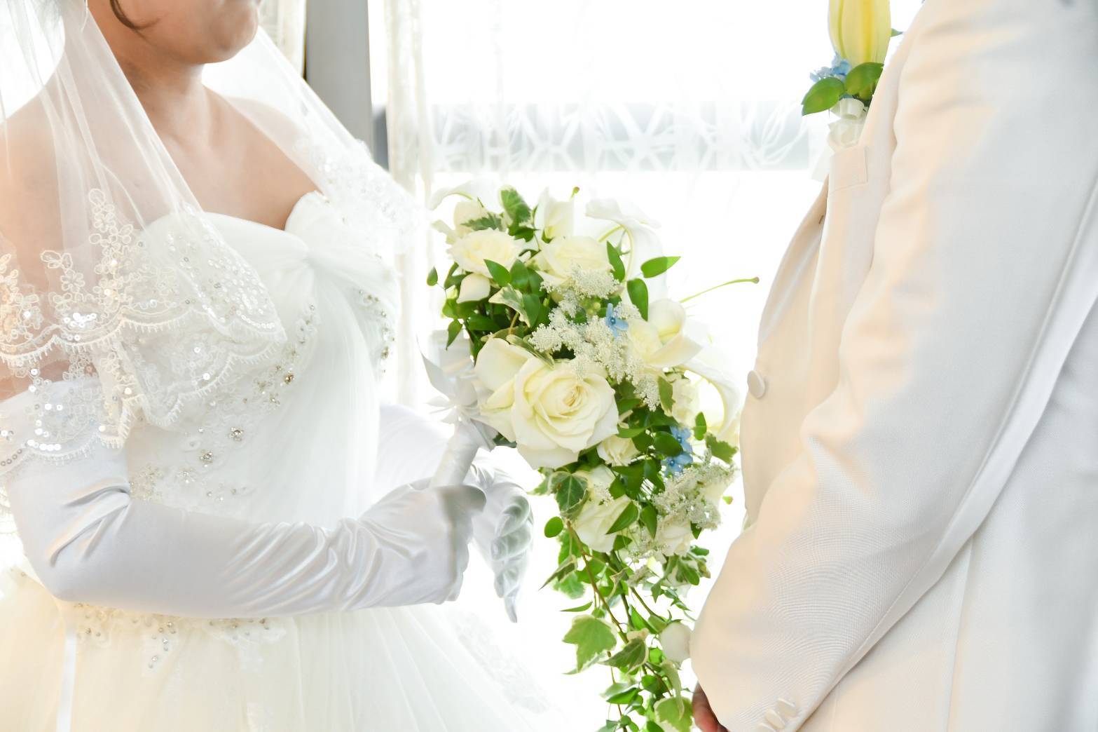 ボディシールで華やかさup 挙式 披露宴の花嫁コーディネートをご紹介 美花嫁図鑑 Farny ファーニー お洒落で可愛い花嫁レポが満載 Byプラコレ