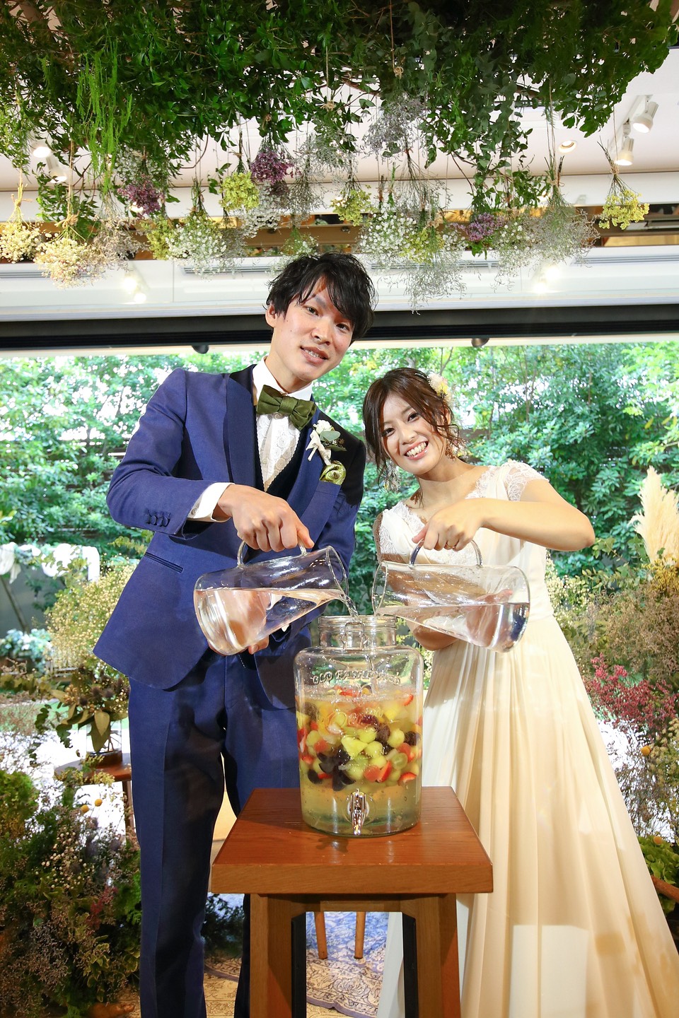 フルーツポンチラウンドの演出も 大好きな人たちに囲まれて幸せな披露宴に 美花嫁図鑑 Farny ファーニー お洒落で可愛い花嫁レポが満載 Byプラコレ フルーツポンチラウンドの演出も 大好きな人たちに囲まれて幸せな披露宴に 美花嫁図鑑 Farny ファーニー お洒落で可愛い花嫁レポが満載 Byプラコレ