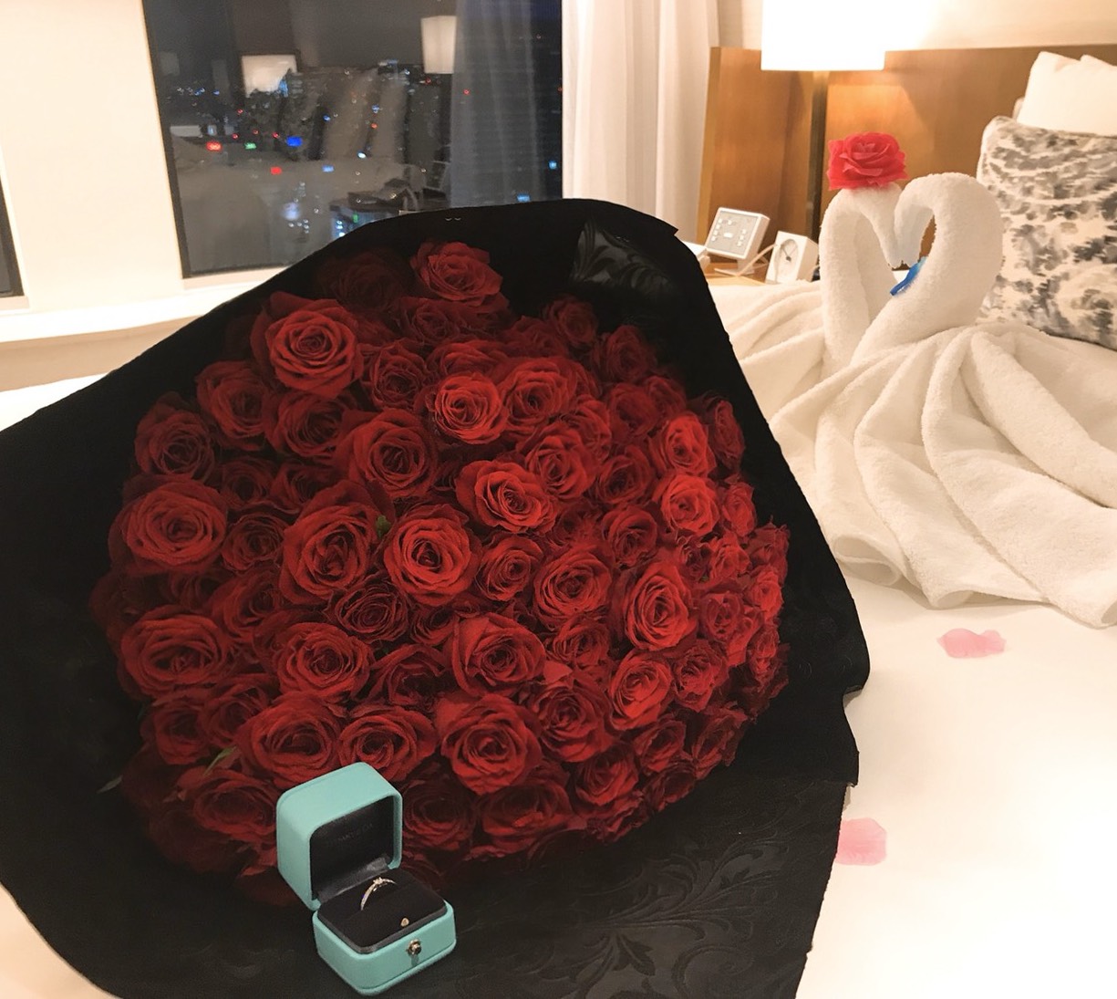 ホテルに入ると薔薇の花束とtiffanyの指輪が 彼からのプロポーズに感動 美花嫁図鑑 Farny ファーニー お洒落で可愛い花嫁レポが満載 Byプラコレ