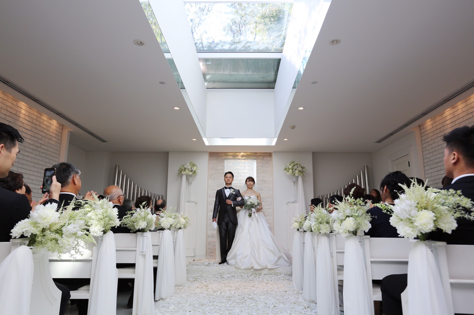 青空のもとバルーンリリースの演出も 真っ白のチャペルでの挙式をお披露目 美花嫁図鑑 Farny ファーニー お洒落で可愛い花嫁レポが満載 Byプラコレ