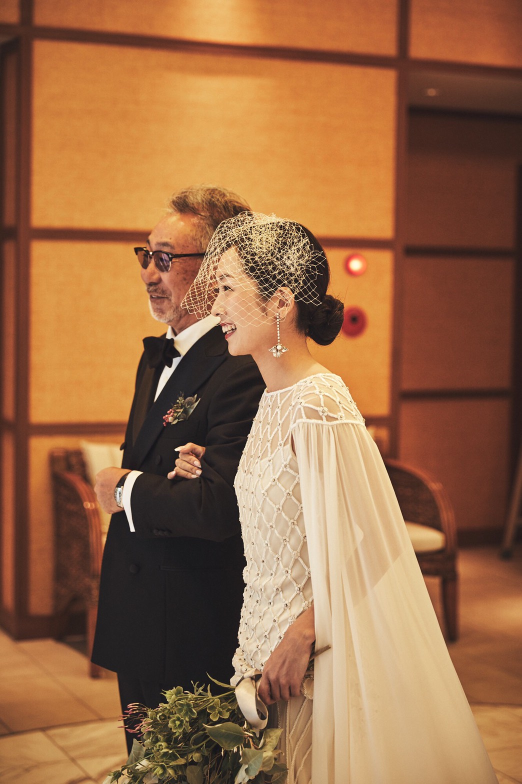 肩から流れるマントが特徴的 スタイリッシュでシンプルなドレスコーデをご紹介 美花嫁図鑑 Farny ファーニー お洒落で可愛い花嫁レポが満載 Byプラコレ