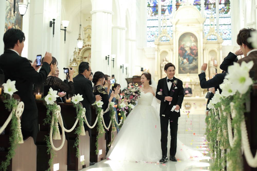 ユニークなぬいぐるみトスも 大聖堂で華やかな挙式をあげました 美花嫁図鑑 Farny ファーニー お洒落で可愛い花嫁レポが満載 Byプラコレ