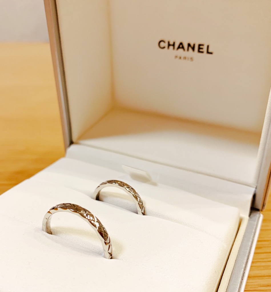 結婚指輪は大好きなブランド Chanel に 男性も使いやすいシンプルでお洒落なデザインに大注目 美花嫁図鑑 Farny ファーニー お洒落で 可愛い花嫁レポが満載 Byプラコレ