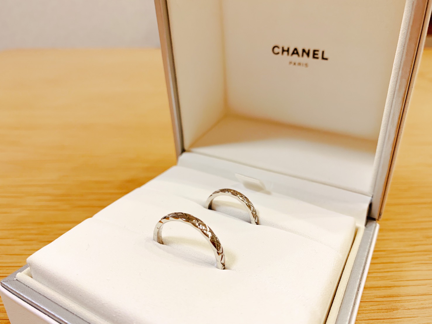 結婚指輪は大好きなブランド Chanel に 男性も使いやすいシンプルでお洒落なデザインに大注目 美花嫁図鑑 Farny ファーニー お洒落 で可愛い花嫁レポが満載 Byプラコレ