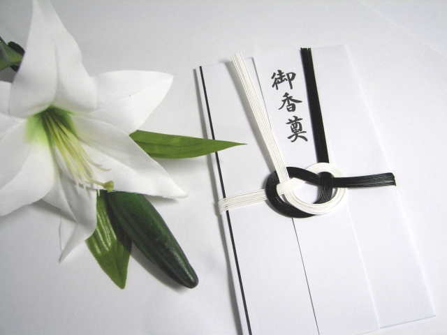 お通夜や葬式で香典を出す時に知っておきたいコト 入れ方 相場 そして書き方はどうしたら良い 美花嫁図鑑 Farny ファーニー お洒落で可愛い花嫁レポが満載 Byプラコレ