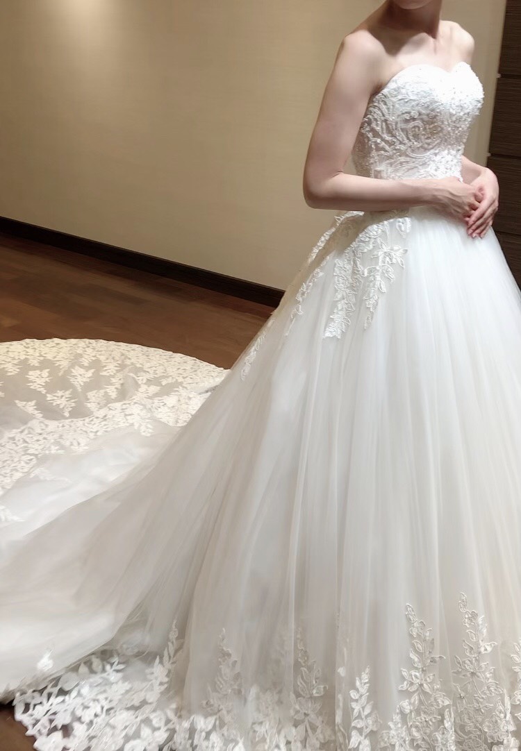 大聖堂にぴったりの王道ウェディングドレスを試着しました ラインや素材についても紹介 美花嫁図鑑 Farny ファーニー お洒落で可愛い花嫁レポが満載 Byプラコレ